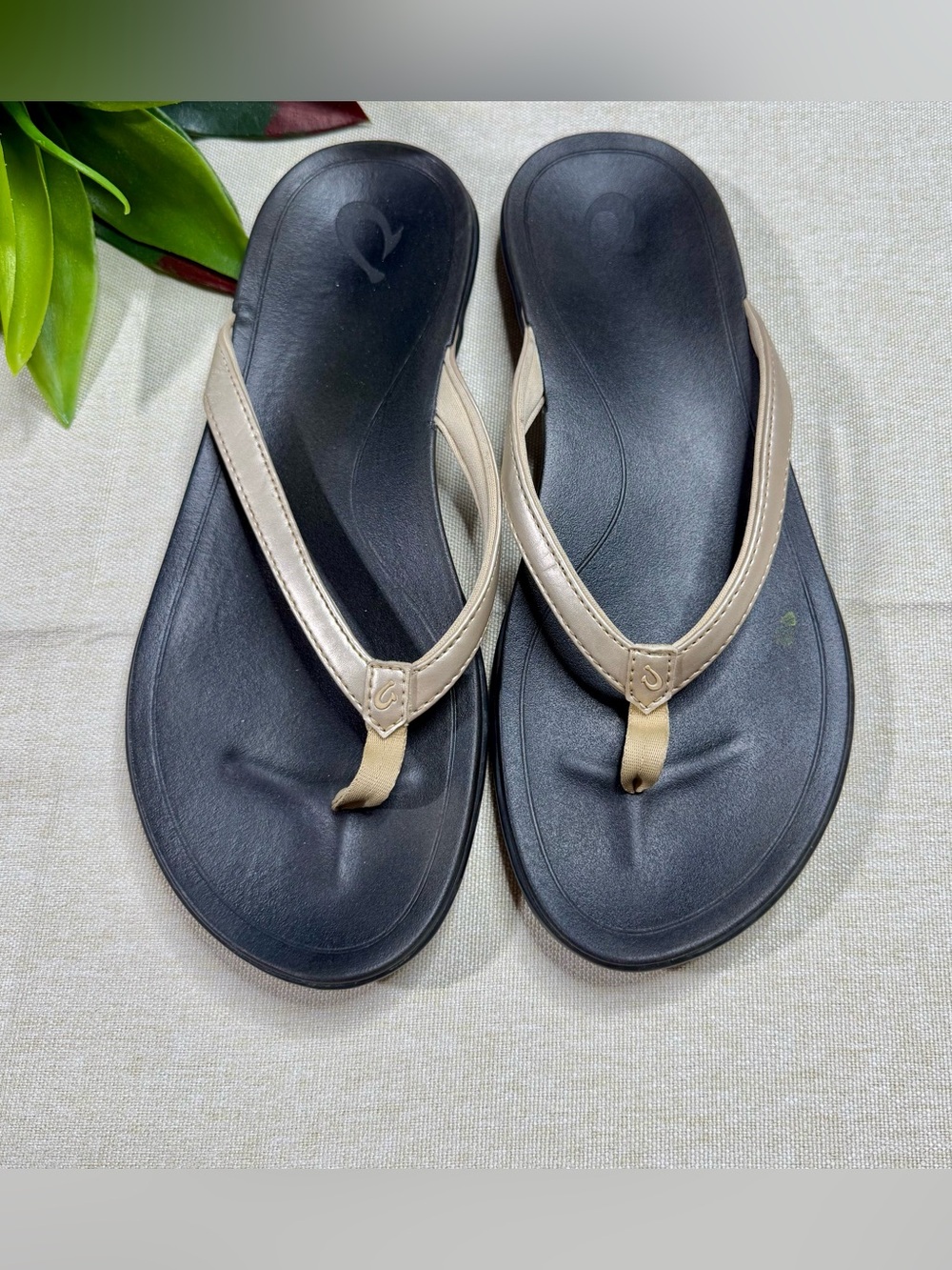 Olukai Black Gold Comfort Flip Flop Sandals Women’s Size 9 Supportive